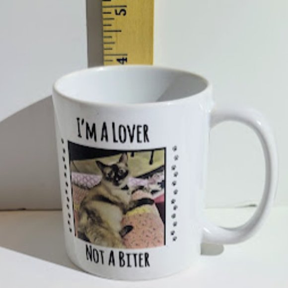 ADORABLE WHITE COFFEE MUG CAT "I'M A LOVER, NOT A BITER" MEASURES APPROX 4" TALL - Picture 5 of 5